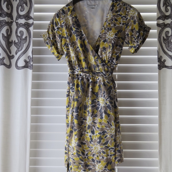 Banana Republic Wrap Dress Size 2 - Picture 2 of 5